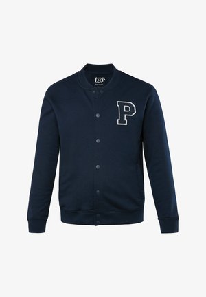 Chaqueta de sudadera de algodón azul marino con cuello acanalado, cierres frontales a presión y una "P" blanca bordada en el lado izquierdo del pecho.