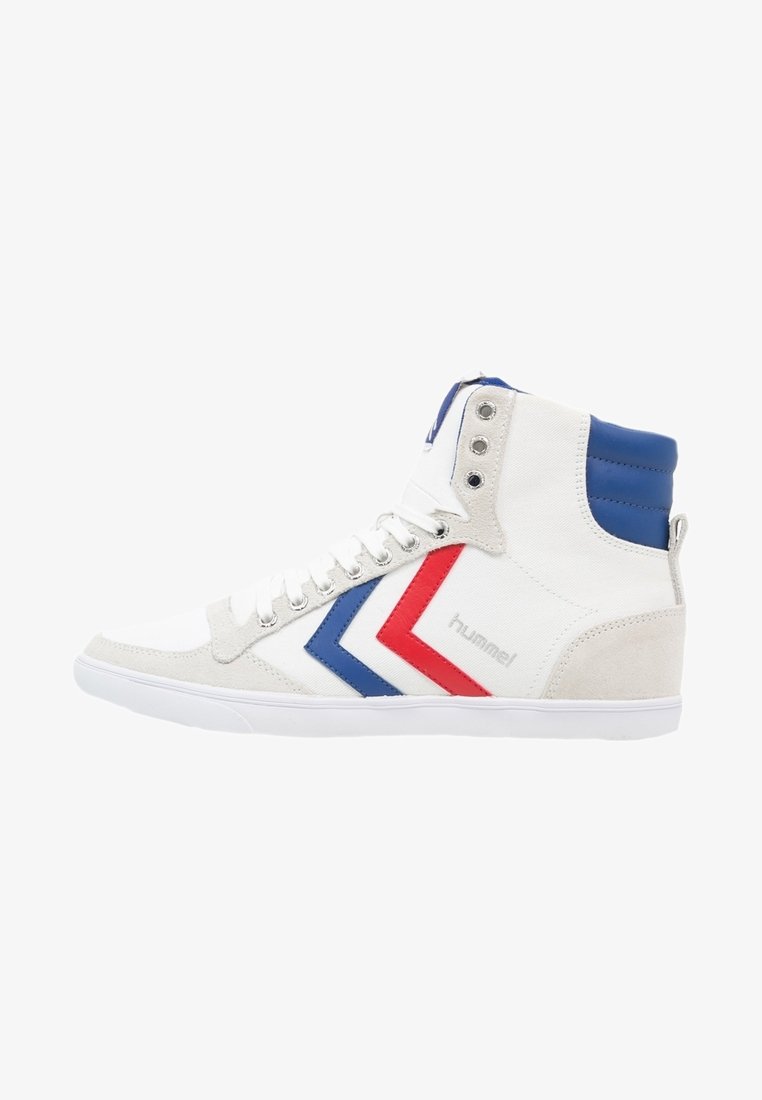 Baskets montantes blanches avec bandes en chevron bleu et rouge, lacets blancs, col rembourré bleu, et logo "hummel" sur le côté.