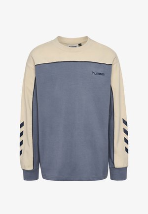 Langærmet crewneck-sweatshirt med lysebeige øvre del og ærmer, blå hovedkrop, navy chevron-striber på ærmerne og "hummel"-logo på brystet.