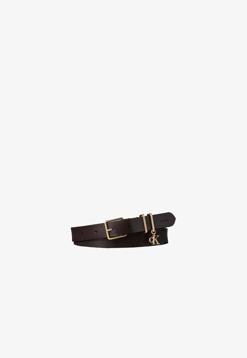 Σκούρα καφέ δερμάτινη ζώνη με χρυσή αγκράφα και μικρό χρυσό γούρι με τα γράμματα "CK" στο άκρο του λουριού.