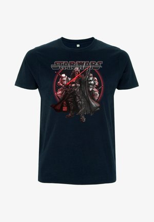 Sort bomulds t-shirt med et grafisk motiv af tre karakterer fra Star Wars, fremhævet af røde accenter og et cirkulært baggrundsdesign.