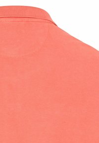 Koraalrode polo met een geribde kraag en zachte katoen, met een gladde textuur en zonder zichtbare patronen of accenten.
