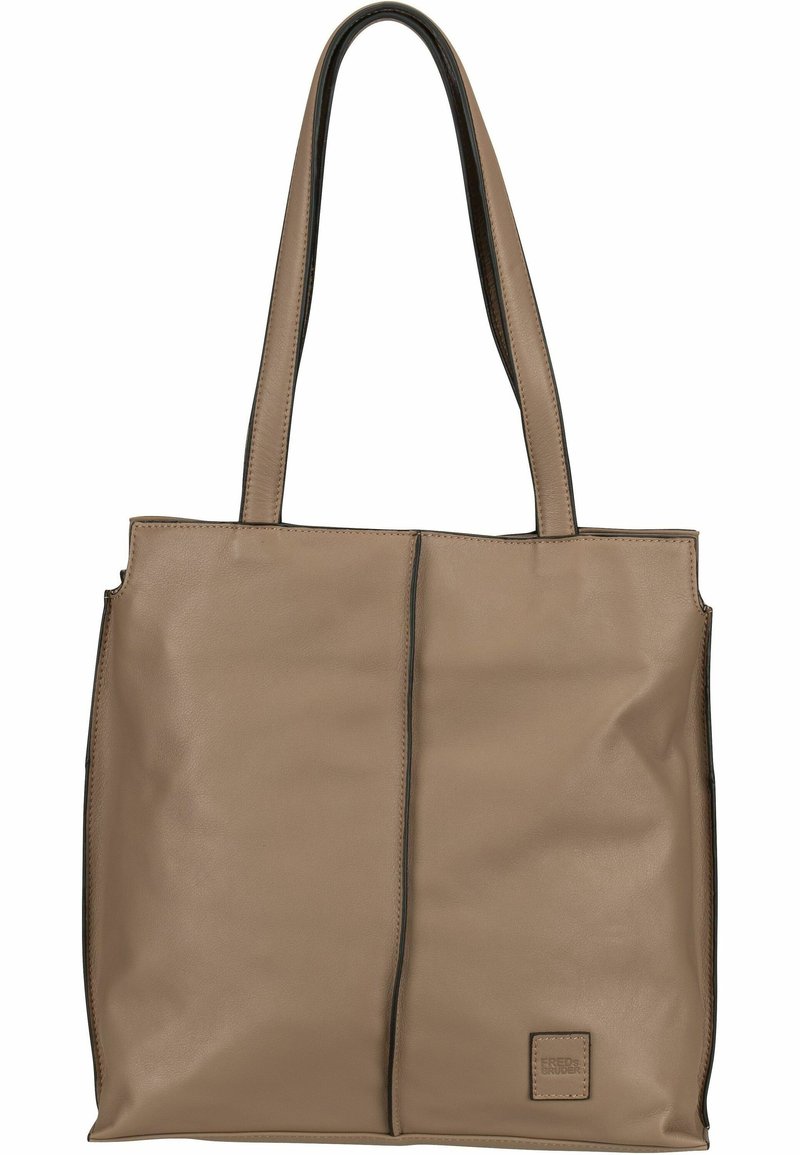 Borsa tote in pelle color cuoio con accenti neri, texture liscia, doppio manico e un design semplice caratterizzato da una cucitura centrale e una toppa con logo.