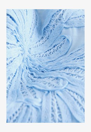 helehall sinine kootud kangas keerleva mustriga, millel on tekstureeritud ribid ja peened pitsilaadsed detailid, mis rõhutavad pehmust ja voolavust.