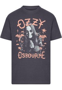 Grå bomulds T-shirt med et pink grafisk motiv af en person med briller, omgivet af flagermus og palmer, med teksten "OZZY OSBOURNE."