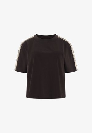 Czarna bawełniana koszulka z okrągłym dekoltem, krótkimi rękawami oraz kontrastowymi, jasnymi, wzorzystymi paskami na ramionach. Wytłoczone logo "GUESS" z przodu.