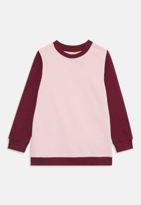 Langermet genser med rosa front og maroon ermer. Har ribbestrikket halslinning og mansjetter, laget av mykt stoff.