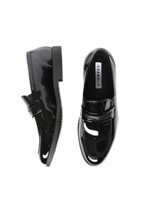 Mocassini in pelle nera lucida con superficie liscia, punta arrotondata e fascetta decorativa sul collo del piede. La suola presenta un tacco leggero.