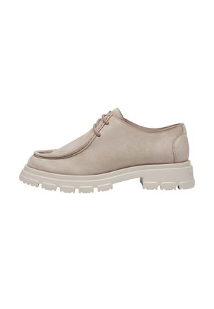 Chaussure en cuir beige à lacets avec semelle épaisse et texturée et bout arrondi, vue de profil sur fond blanc.