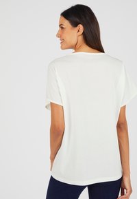 Damart PUR MOTIF RELIEFE - Camiseta estampada - blanc cassé