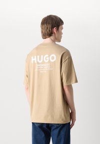 HUGO NALONO - Print T-shirt - beige nine