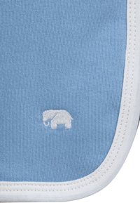 Tejido de algodón azul claro con un logo de elefante bordado en blanco en el lado izquierdo y un borde bordado en blanco a lo largo del borde.