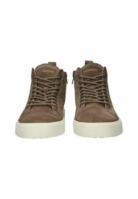 Brune ruskinds højtop sneakers har en hvid gummisål, snørebånd foran og en tab bagpå for nem påklædning. Brandingen er synlig på tungen.