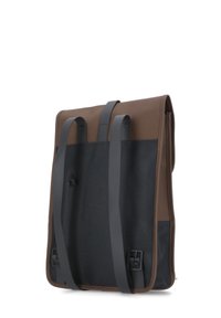 Mochila marrón y negra con un acabado suave y mate. Presenta correas grises y hebillas ajustables. Diseño rectangular minimalista.