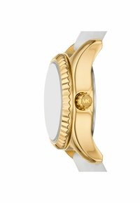 Cassa dell'orologio dorata con una lunetta texturizzata, caratterizzata da un quadrante bianco, dettagli argentati e un cinturino di colore chiaro.
