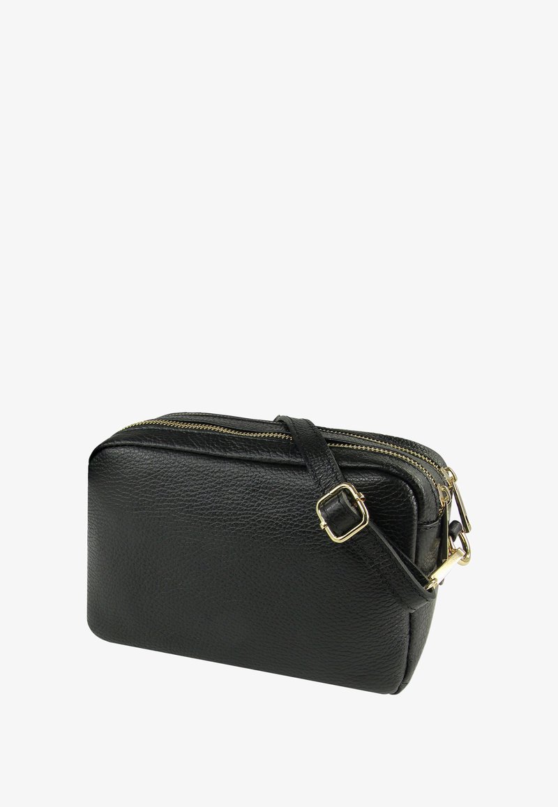 Zwarte leren crossbodytas met een gestructureerde afwerking, voorzien van een gouden ritssluiting en verstelbare riem. Rechthoekige vorm, minimalistisch ontwerp.