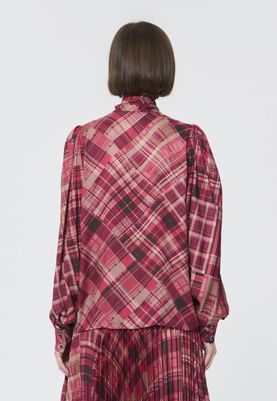 Langarm blouse in een roze geruit patroon met groene en zwarte accenten, voorzien van een hoge hals en manchetten met knoopdetails.