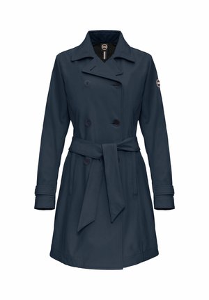 Palton trench bleumarin cu dubla închidere, cordon în talie, manșete cu nasturi, buzunare laterale și emblema logo pe mâneca stângă.