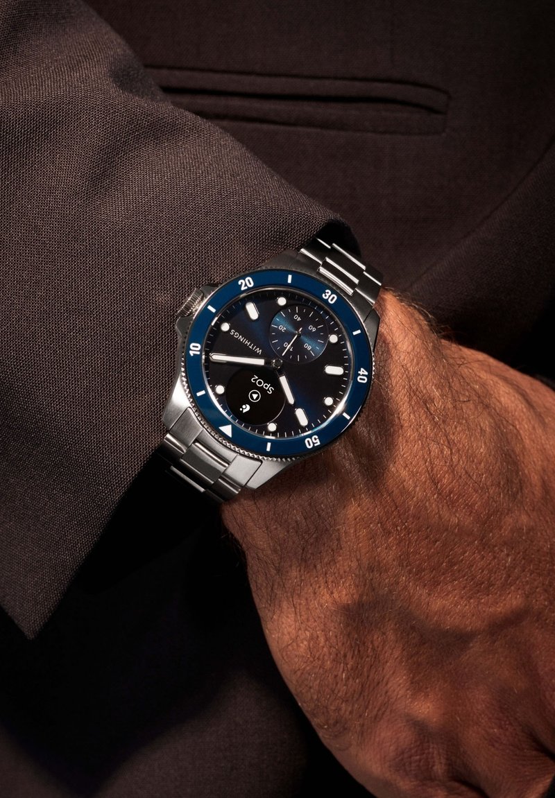 Edelstahlarmbanduhr mit blauem Lünette, schwarzem Zifferblatt, silbernen Akzenten und einem strukturierten Armband. Verfügt über drei Hilfszifferblätter und klare Marker.