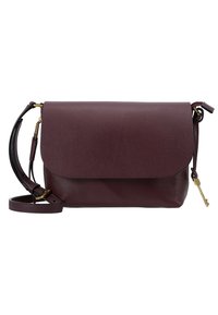 Bordó kůže crossbody kabelka s klopou, zlatými kovovými detaily, odnímatelným popruhem a malým klíčovým akcentem na boku. Hladký povrch.
