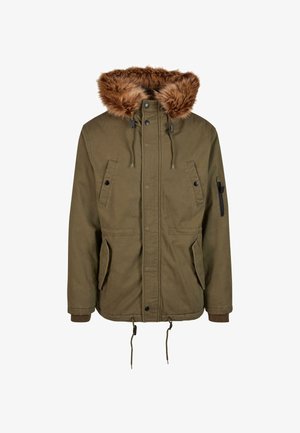 Parka olive avec capuche en fausse fourrure. Comprend des poches avant, une poche zippée sur la manche, une taille réglable avec cordon et des poignets côtelés.