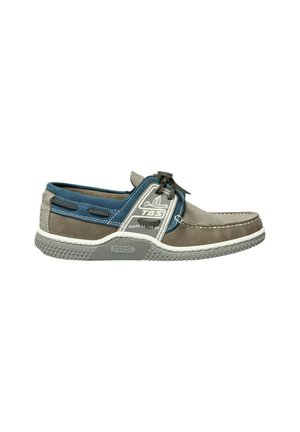 Chaussure bateau décontractée gris et bleu avec coutures blanches, semelle en caoutchouc et détail de lacet sur le côté avec logo TBS et graphique de voilier.