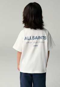 Bílý bavlněný tričko s krátkým rukávem, s námořnickým potiskem "ALLSAINTS" a "LONDON" na zadní straně. Hladká textura, uvolněný střih.