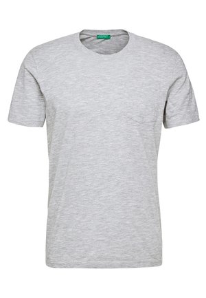 Hellgraues T-Shirt mit kurzen Ärmeln und Rundhalsausschnitt mit kleiner Brusttasche, auf weißem Hintergrund dargestellt.