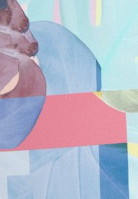 Abstracte kunst met overlappende vormen in pastelkleuren, voornamelijk blauw en roze, met zachte texturen en vervaagde patronen.