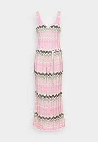 Stickad maxiklänning med ett fiskbensmönster i rosa, vitt och brunt. Den har en rundad halsringning och ett b älte vid midjan för form.