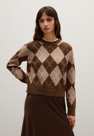 Bruine en beige argyle trui gemaakt van zacht breimateriaal, met een ronde halslijn en lange mouwen, en een cropped ontwerp.