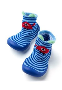 Chaussettes rayées bleues avec un design de voiture rouge, dotées d'une semelle en caoutchouc et d'accents de bord doux verts. Le matériau est doux et extensible.