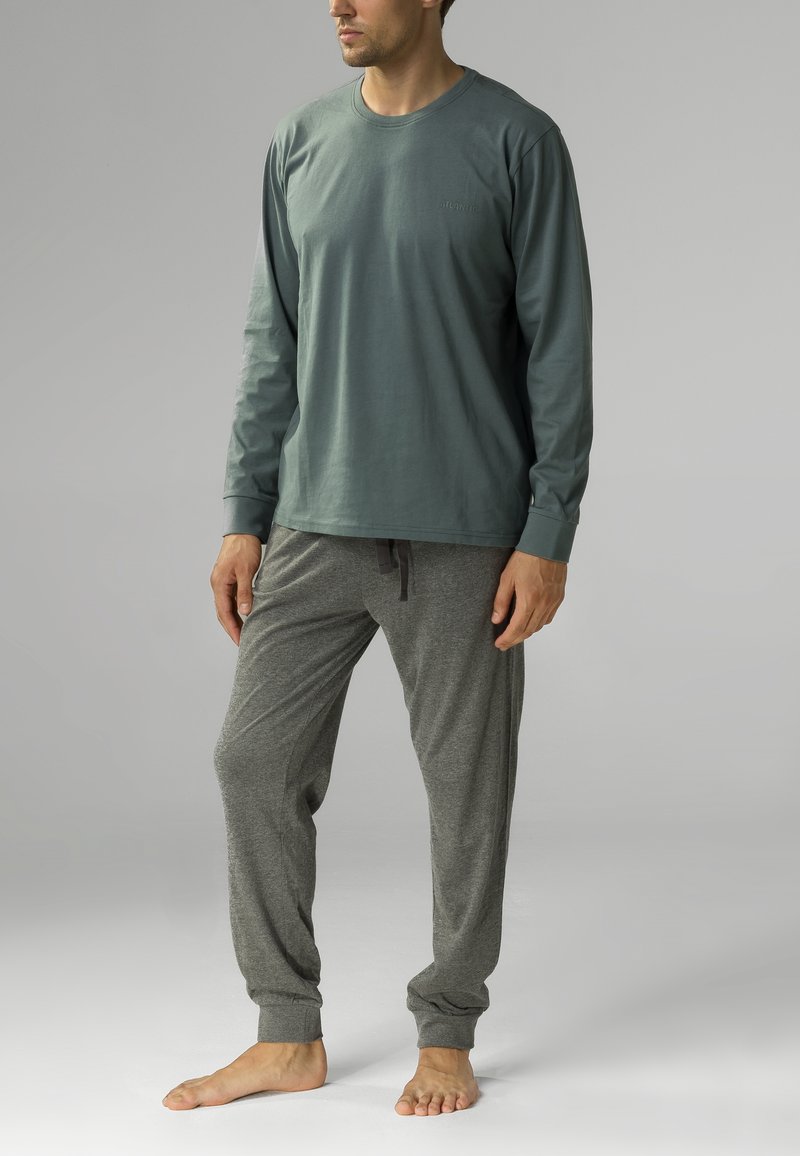 Szara, długosleeve'owa koszulka z bawełnianego materiału, z okrągłym dekoltem; zestawiona z szarymi spodniami dresowymi z elastycznymi mankietami i sznurkiem do regulacji.