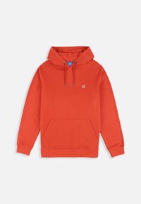 Hoodie rouge en tissu doux avec une poche avant, capuche à cordon de serrage et un petit logo sur la poitrine. Il présente des poignets et un ourlet côtelés.