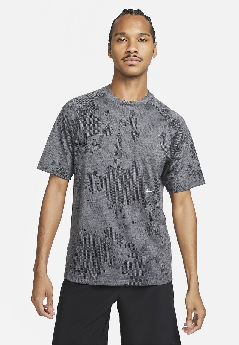 Nike Performance M NK DFADV APS ENG TOP SS Tshirt de sport iron
