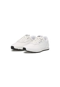 Weiße Sneakers mit einem glatten Lederoberteil, Schnürdesign, gepolstertem Schaft und schwarzer Gummisohle. Branding auf der Zunge sichtbar.