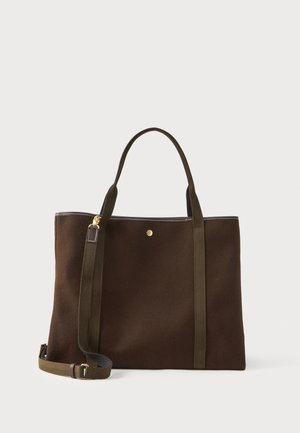 Brązowa torba materiałowa z ciemnozielonymi uchwytami i złotym akcentem. Ma prostokątny kształt i gładką teksturę.