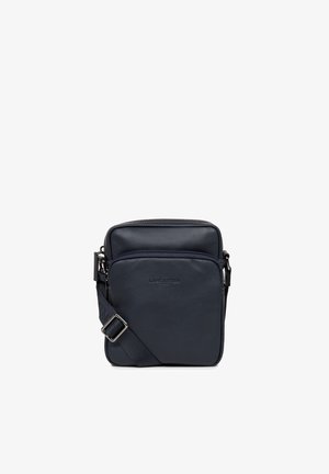 Navyfarbene Leder-Crossbody-Tasche mit verstellbarem Gurt, vorderer Reißverschlusstasche, glatter Textur und geprägt Logo auf der Vorderseite.