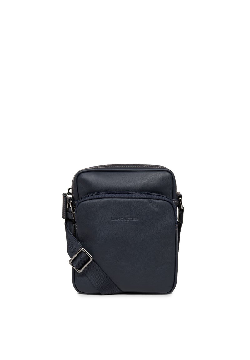 Navy leren crossbodytas met verstelbare schouderriem, voorkant met ritszak, soepele textuur en reliëflogo op het voorpaneel.