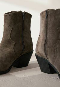 Next Botines camperos - chocolate brown suede