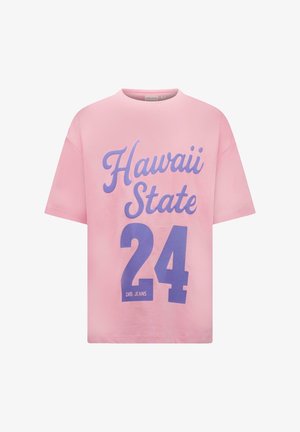 Roze T-shirt met korte mouwen, blauwe tekst "Hawaii State" en groot nummer "24" aan de voorkant, gemaakt door Cars Jeans.