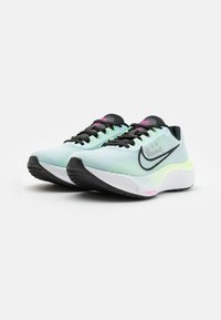 Scarpe da corsa leggere con tomaia in mesh verde menta, lacci neri e suola intermedia bianca. Presentano dettagli rosa e una suola esterna nera texturizzata.