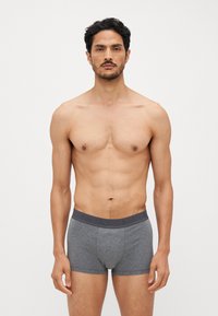 Boxer briefs cinzentos de algodão com uma textura sólida, apresentando uma cintura cinza escura em relevo com "Levi's" num padrão sutil.