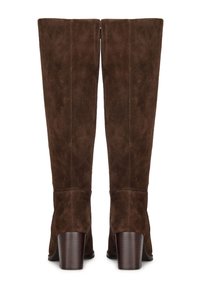 Bottes en suède marron jusqu'au genou avec une texture lisse, des talons blocs arrondis et des détails de couture verticaux à l'arrière.