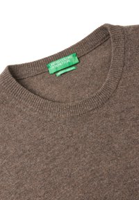 Maglione marrone realizzato in lana merino, con colletto e polsini a coste. Etichetta verde con la scritta "United Colors of Benetton". Texture morbida.