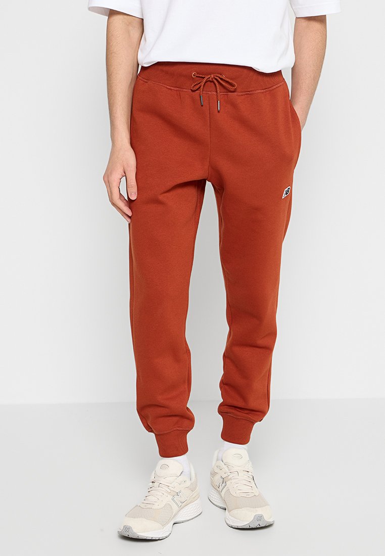 Roestkleurige sweatpants gemaakt van zacht katoen, met een elastische tailleband met een trekkoord, zijzakken en een kleine logo-detail.