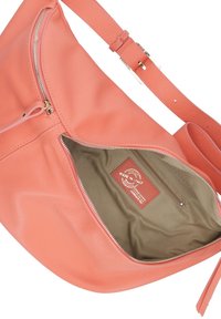 Borsa in pelle corallo con texture liscia, design curvo e accessori in argento. Presenta una tasca con zip e un'etichetta "Made in Italy" all'interno.