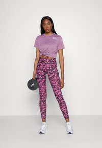 Nike Performance TEE - T-shirt desportiva - viotech heather/white