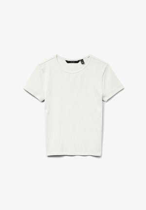 Prosty, biały, prążkowany, bawełniany t-shirt z krótkim rękawem i okrągłym dekoltem, wyłożony płasko na białym tle.