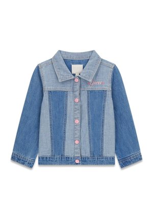Veste en jean à manches longues, boutons roses, avec "Guess" brodé en rose au-dessus de la poitrine gauche, composée de panneaux bleu clair et bleu foncé.